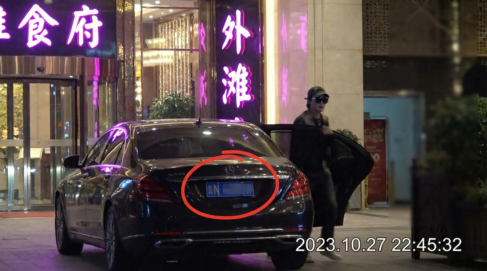 黑料大赛 | 黑料大赛官方平台-今日热点黑料大赛爆料专区 - 豪车餐厅外被拍